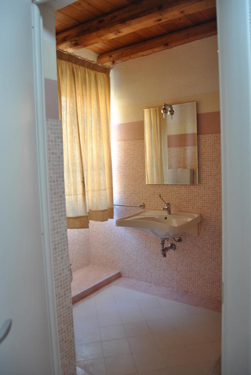 Abas Ristorante Pizzeria Affittacamere Ales Kamer foto